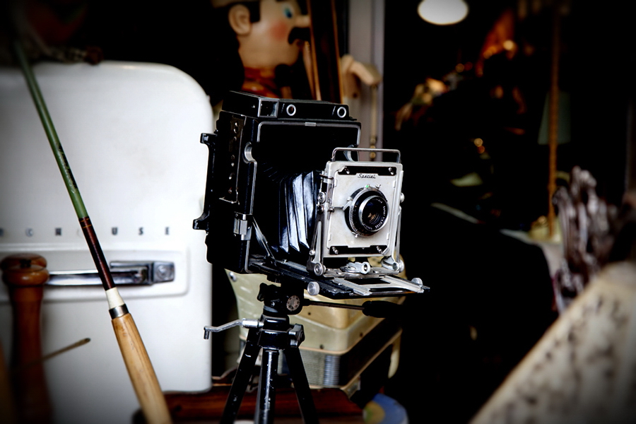 풍물시장의 오래된 카메라