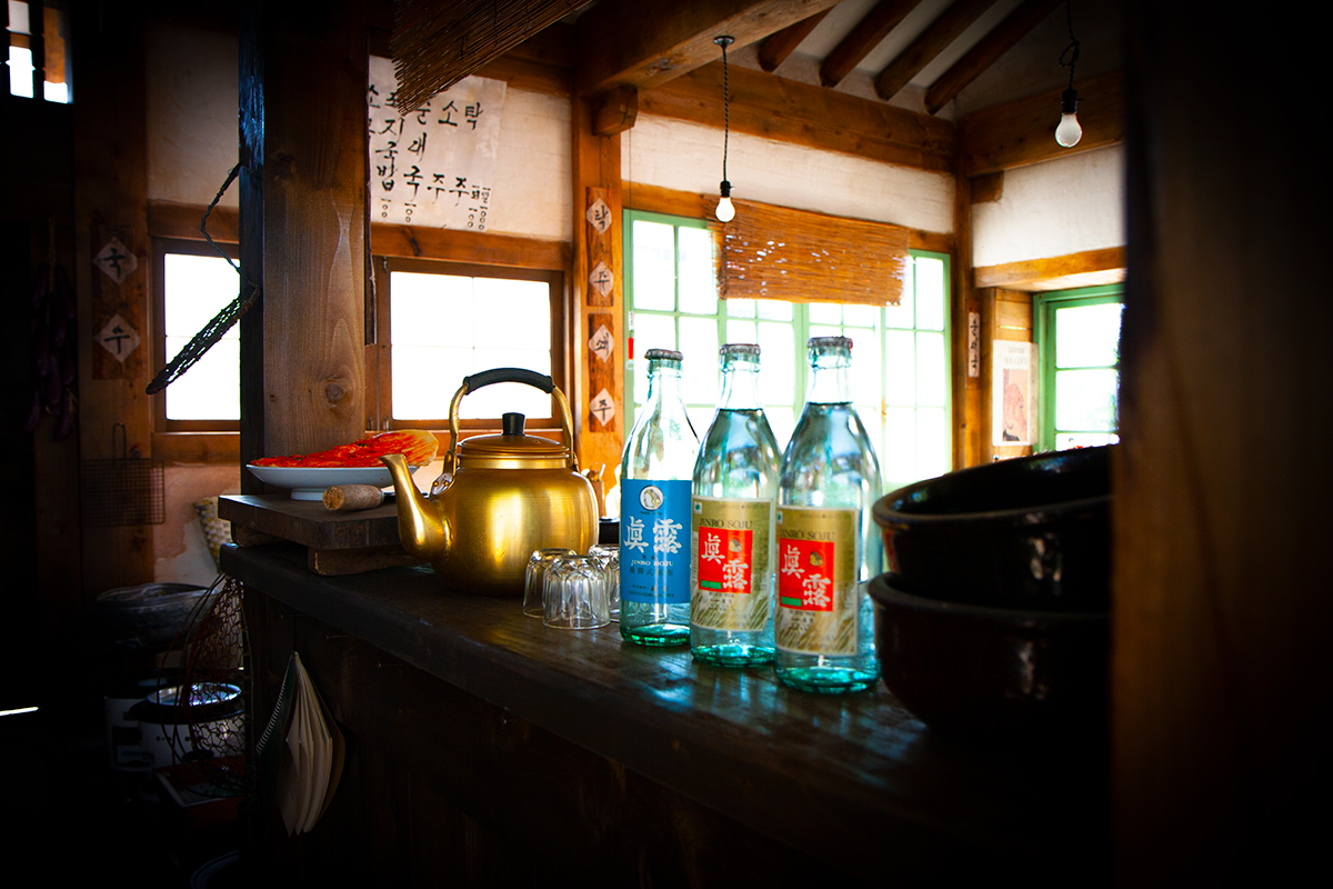 옛날 술집과 소주병