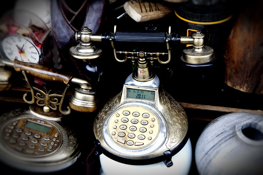 풍물시장에 전시된 오래된 고급 전화기