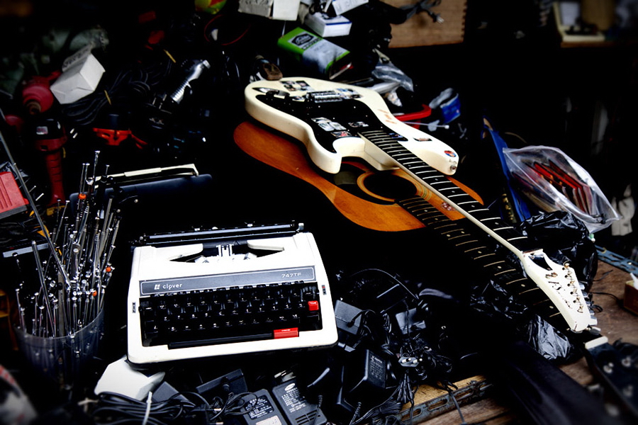 풍물시장에 널부러진 기타